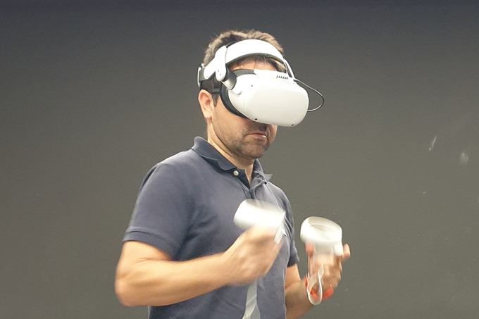 User with Oculus Quest2
